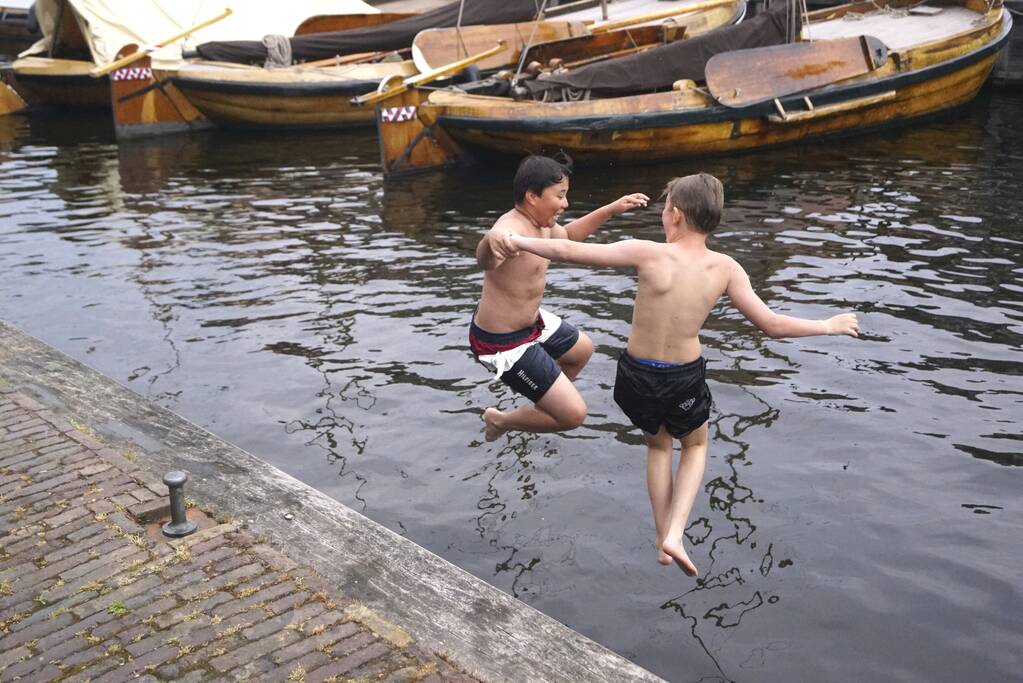Bommetje tussen de historische schepen in Museumhaven