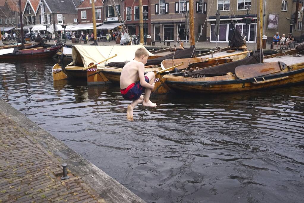Bommetje tussen de historische schepen in Museumhaven