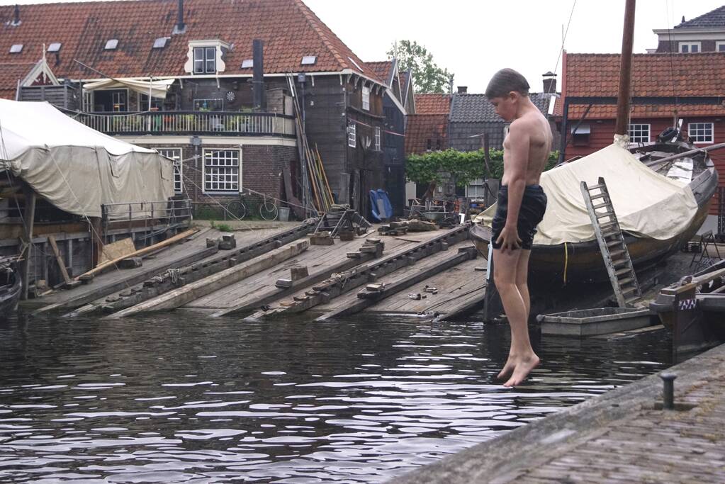 Bommetje tussen de historische schepen in Museumhaven