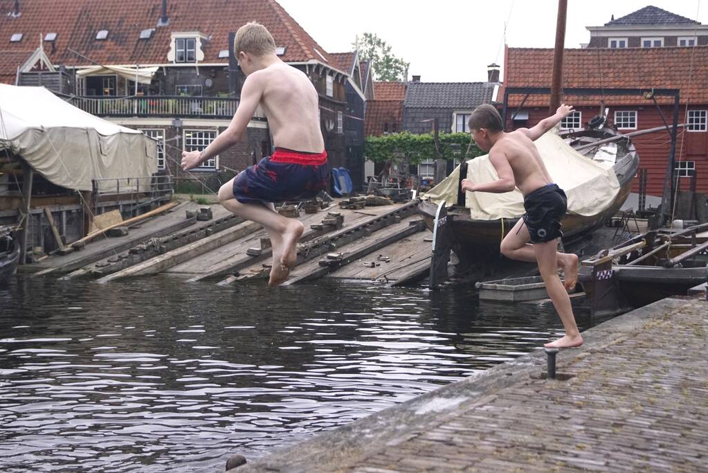 Bommetje tussen de historische schepen in Museumhaven