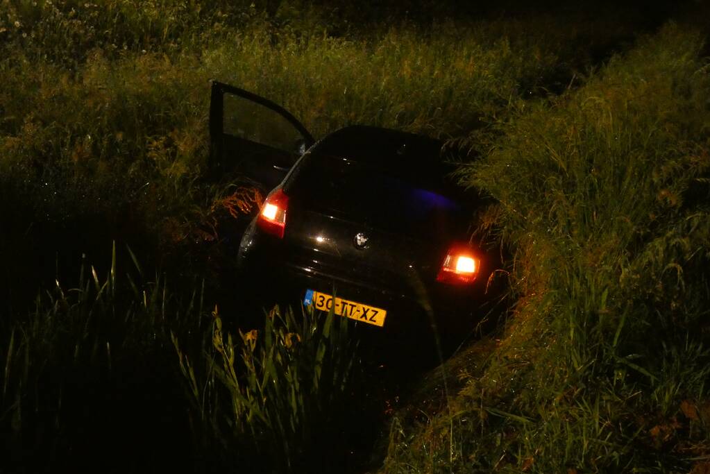 Automobilist raakt van de weg