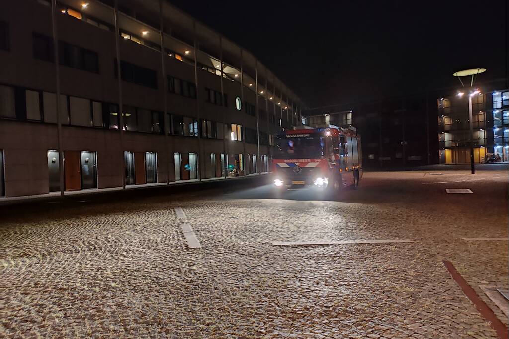 Karton vat vlam tegen woning