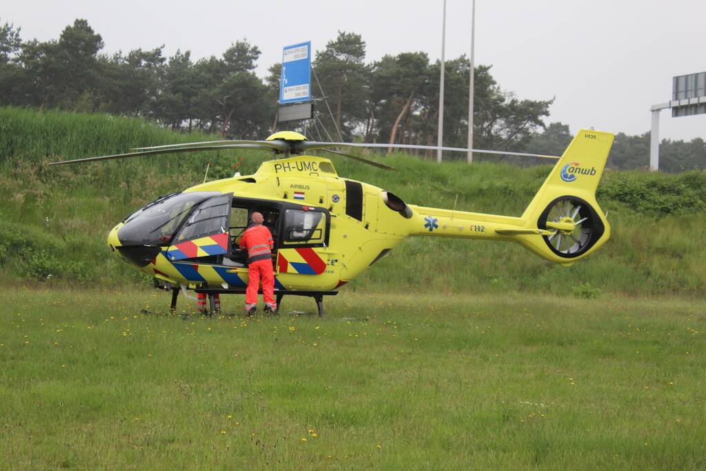 Traumahelikopter landt voor ongeval op rotonde