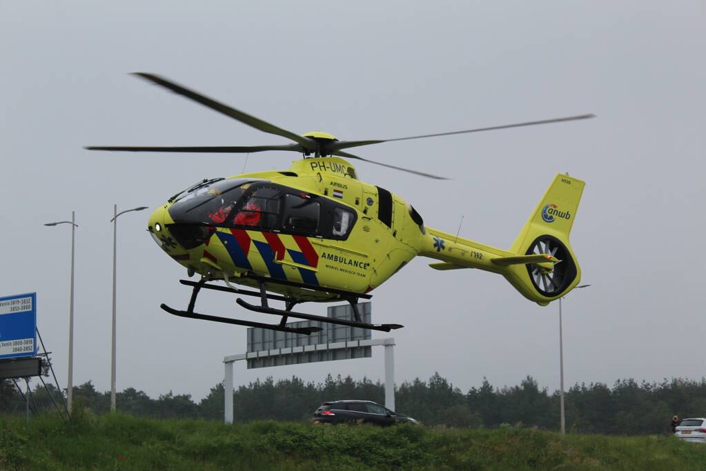 Traumahelikopter landt voor ongeval op rotonde