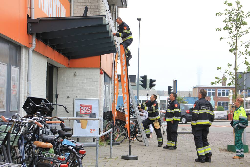 Brandweer bevrijdt twee duiven achter bord van kwantum