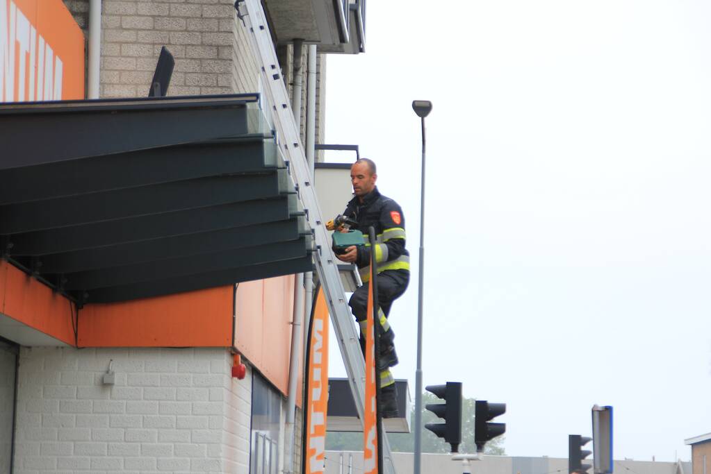 Brandweer bevrijdt twee duiven achter bord van kwantum