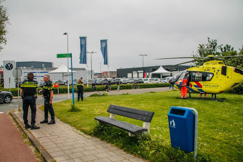 Fietser zwaargewond door botsing met bestelbus