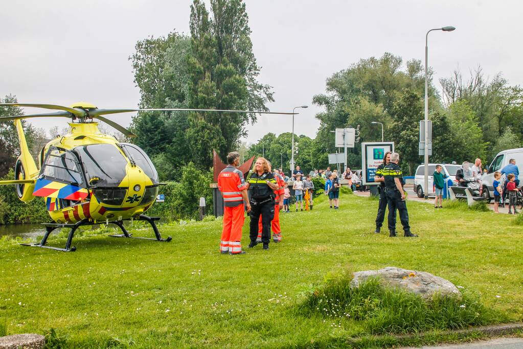Fietser zwaargewond door botsing met bestelbus