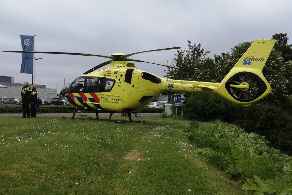 Fietser zwaargewond door botsing met bestelbus