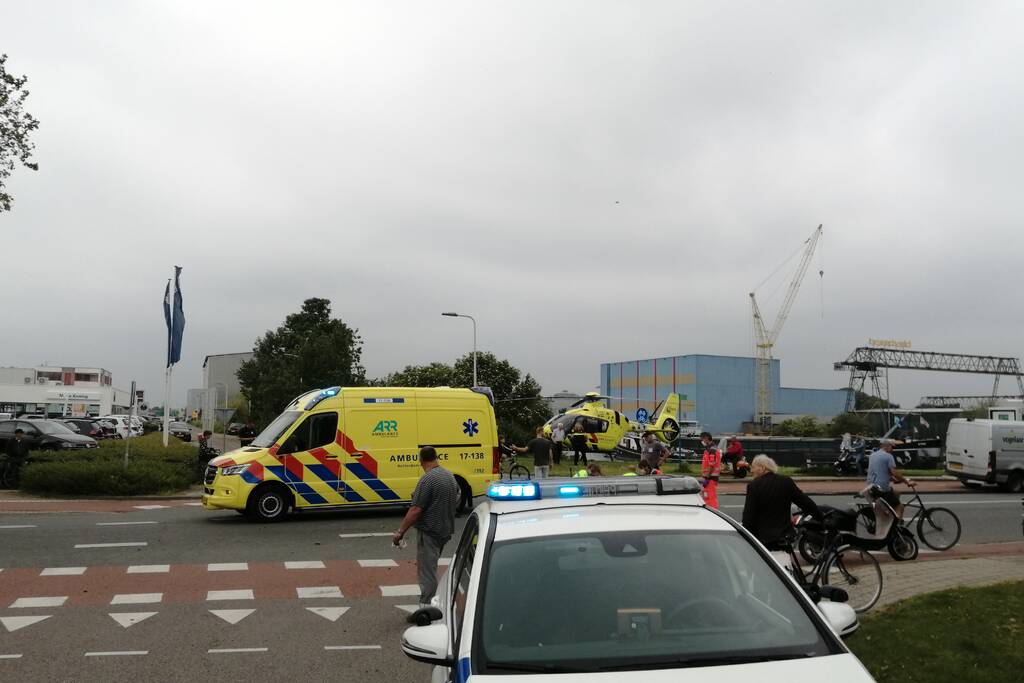 Fietser zwaargewond door botsing met bestelbus