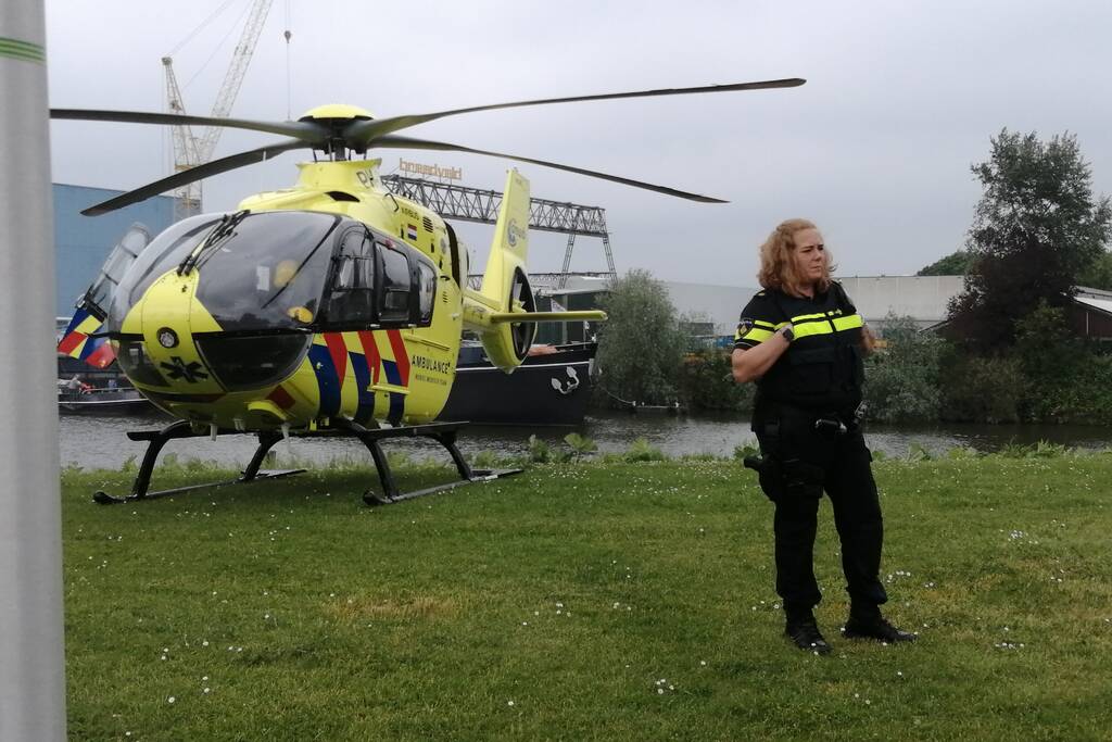 Fietser zwaargewond door botsing met bestelbus