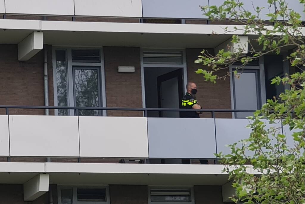 Politie forceert woning en doet onderzoek