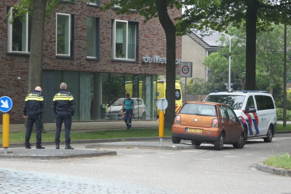 Personenauto heeft lichte schade door botsing tegen stoeprand