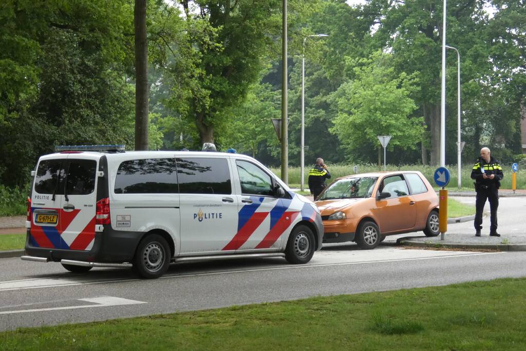 Personenauto heeft lichte schade door botsing tegen stoeprand