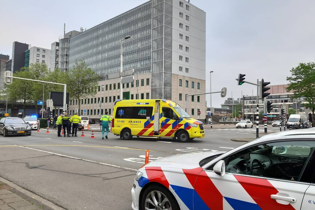 Maaltijdbezorger in botsing met personenauto