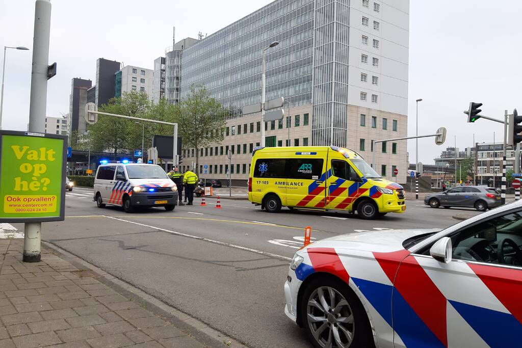 Maaltijdbezorger in botsing met personenauto