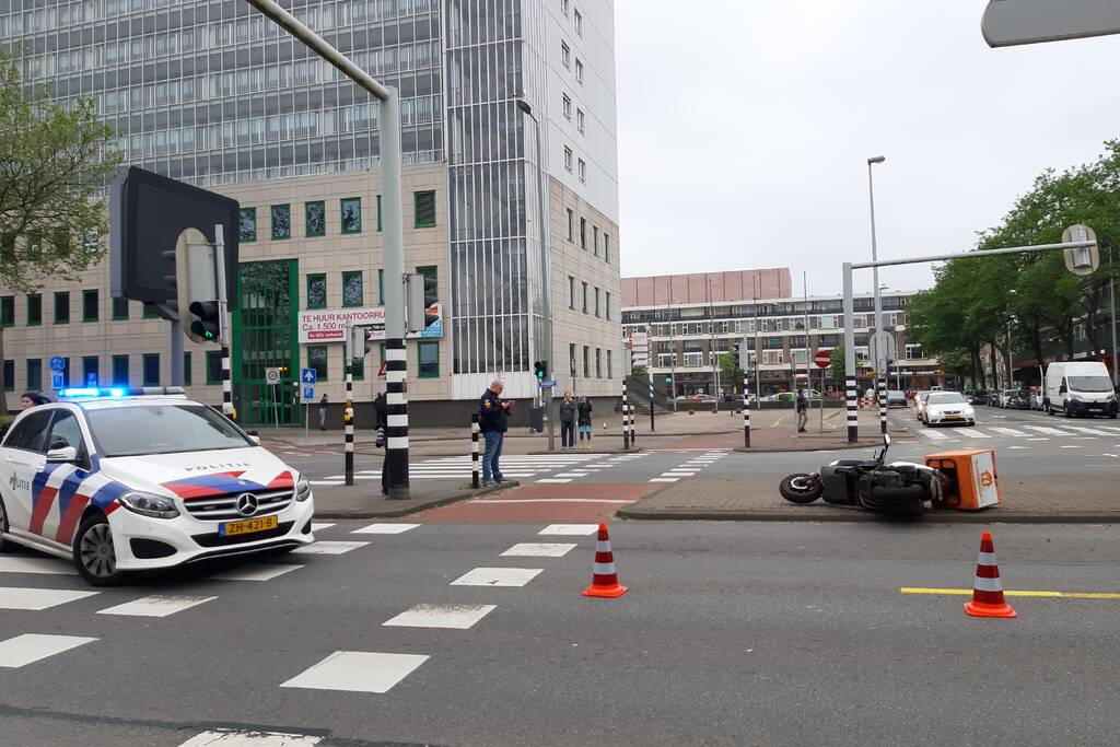 Maaltijdbezorger in botsing met personenauto