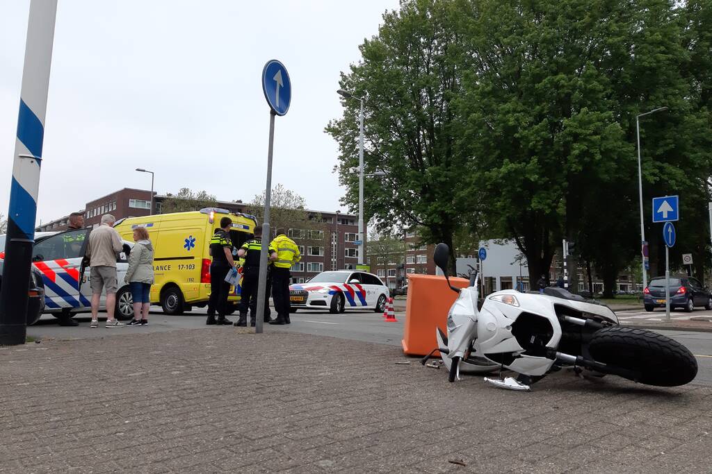 Maaltijdbezorger in botsing met personenauto