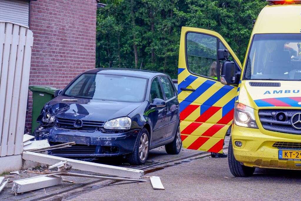 Automobilist belandt tegen schutting