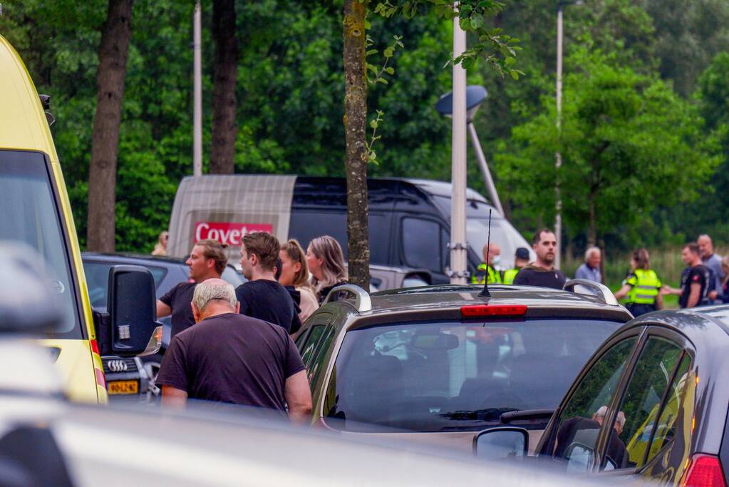 Automobilist belandt tegen schutting