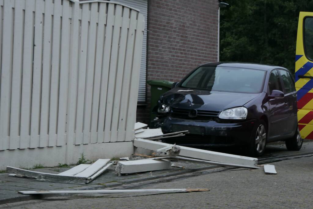 Automobilist belandt tegen schutting