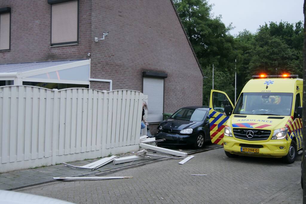 Automobilist belandt tegen schutting