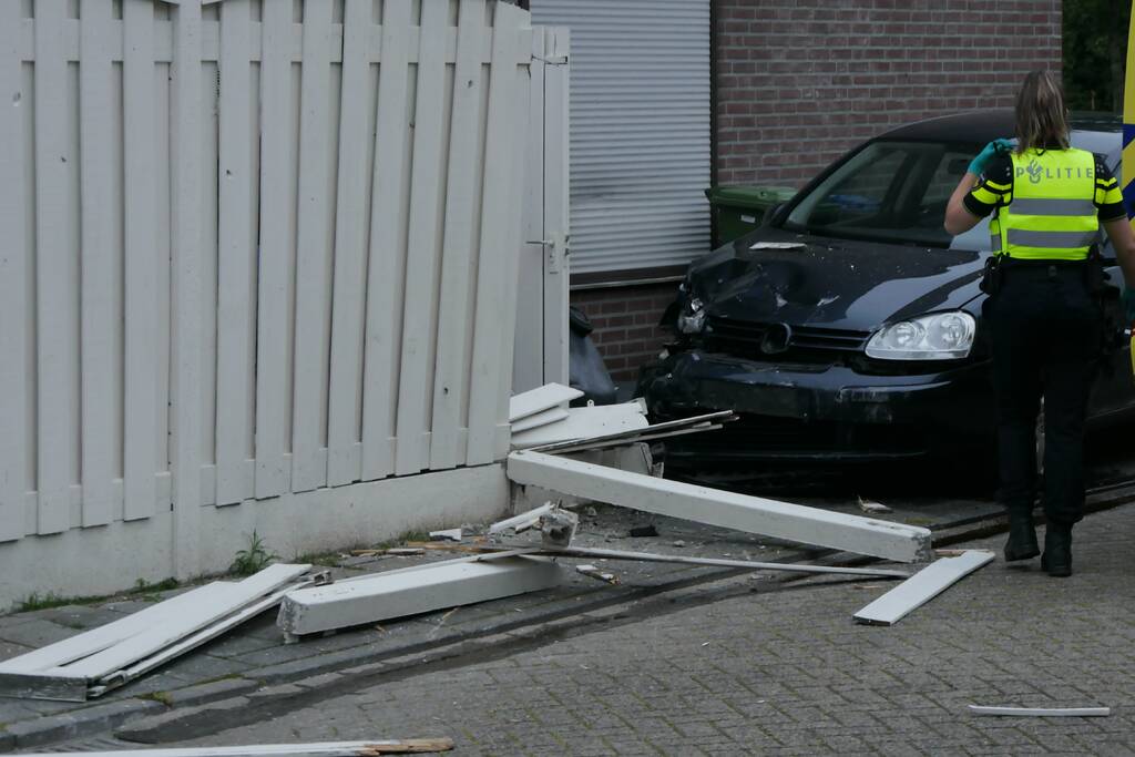 Automobilist belandt tegen schutting