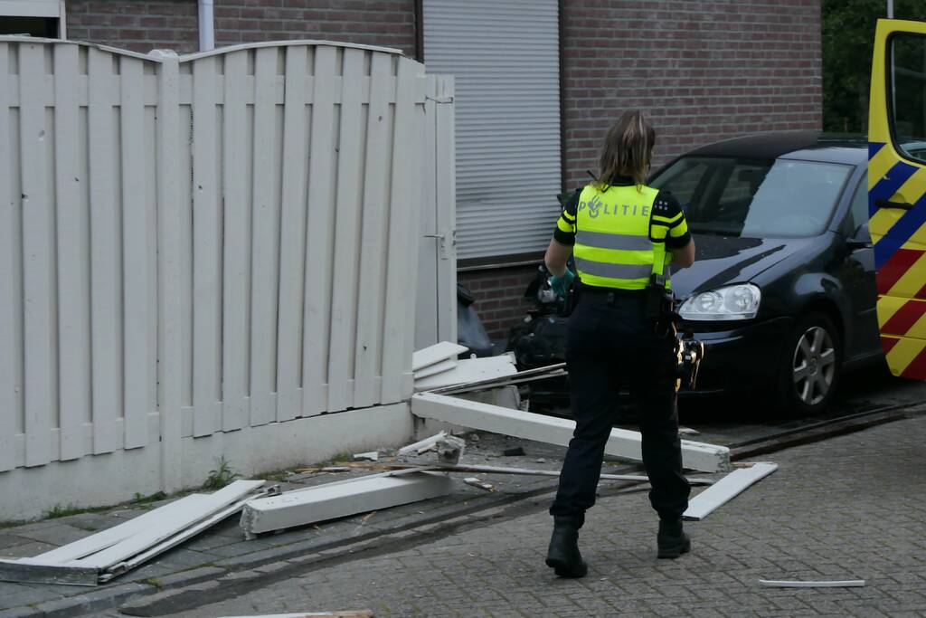 Automobilist belandt tegen schutting