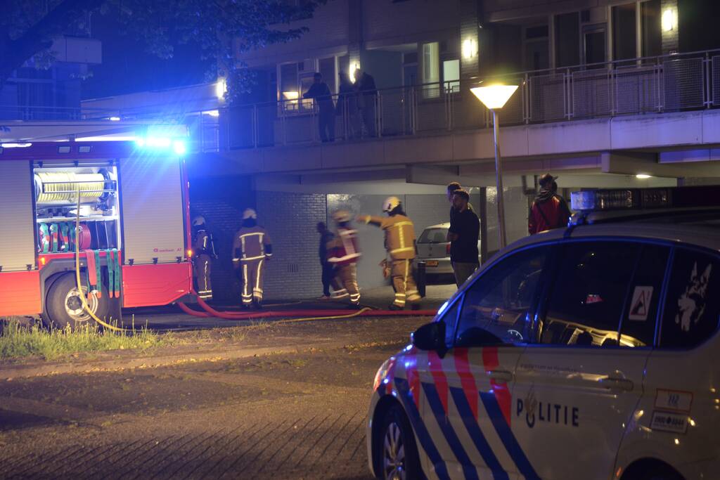 Auto brandt uit in parkeergarage