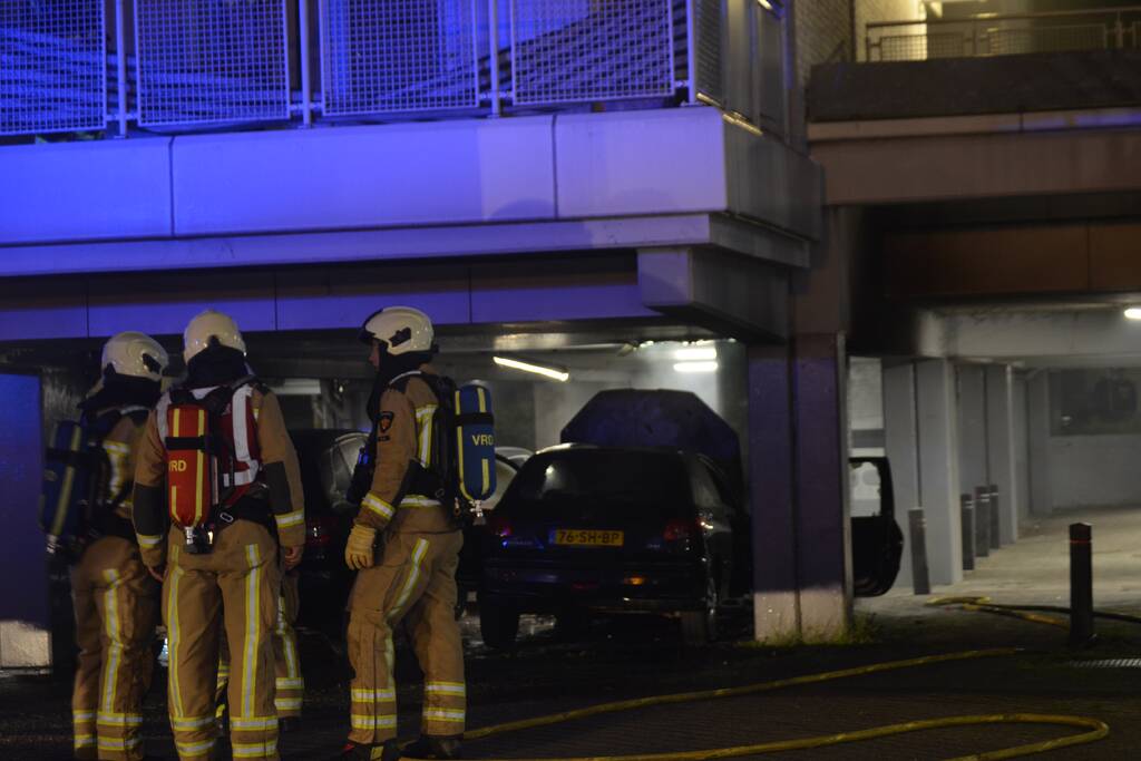 Auto brandt uit in parkeergarage