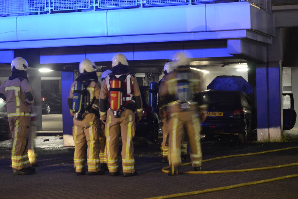 Auto brandt uit in parkeergarage
