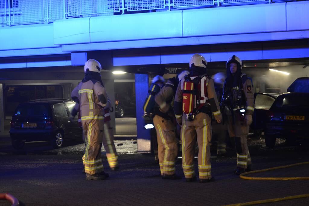 Auto brandt uit in parkeergarage