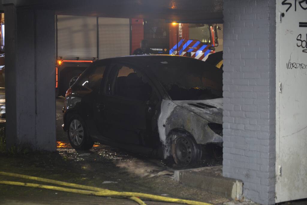 Auto brandt uit in parkeergarage