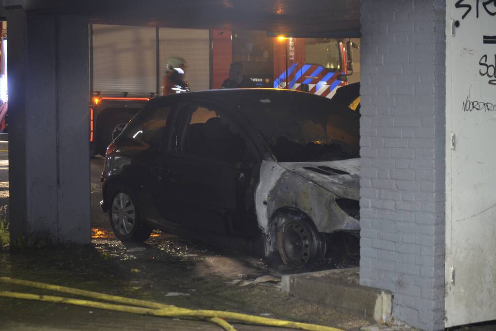 Auto brandt uit in parkeergarage