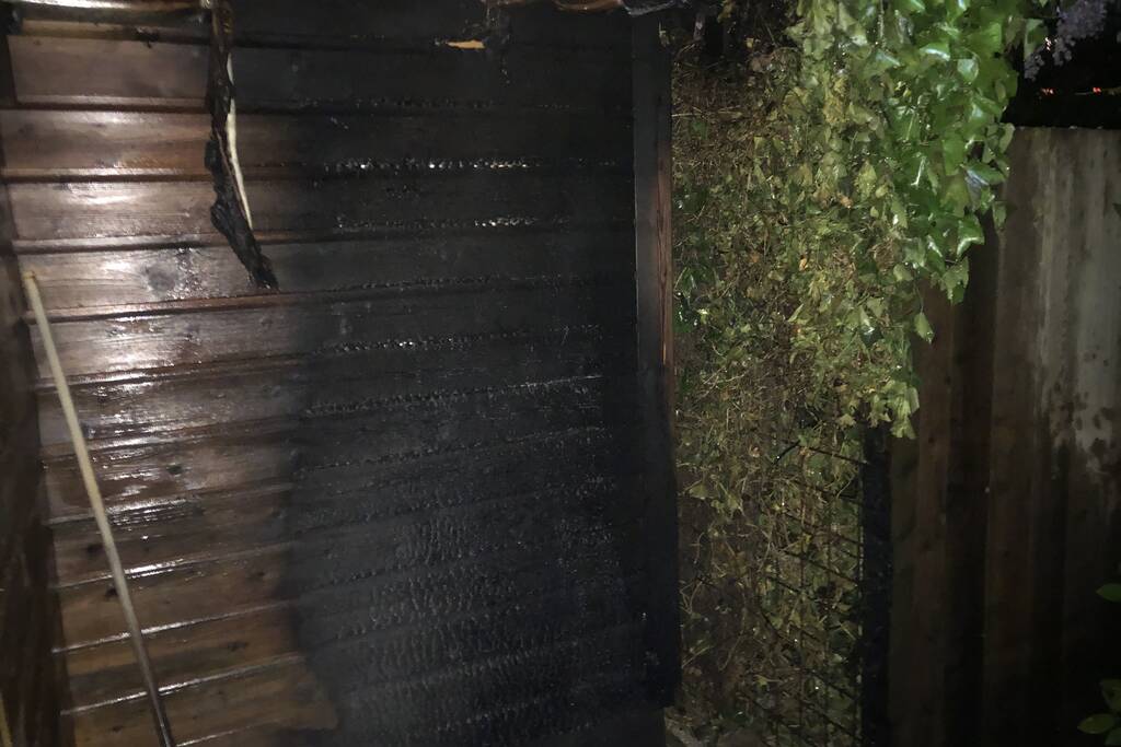 Brand tegen schuurwand