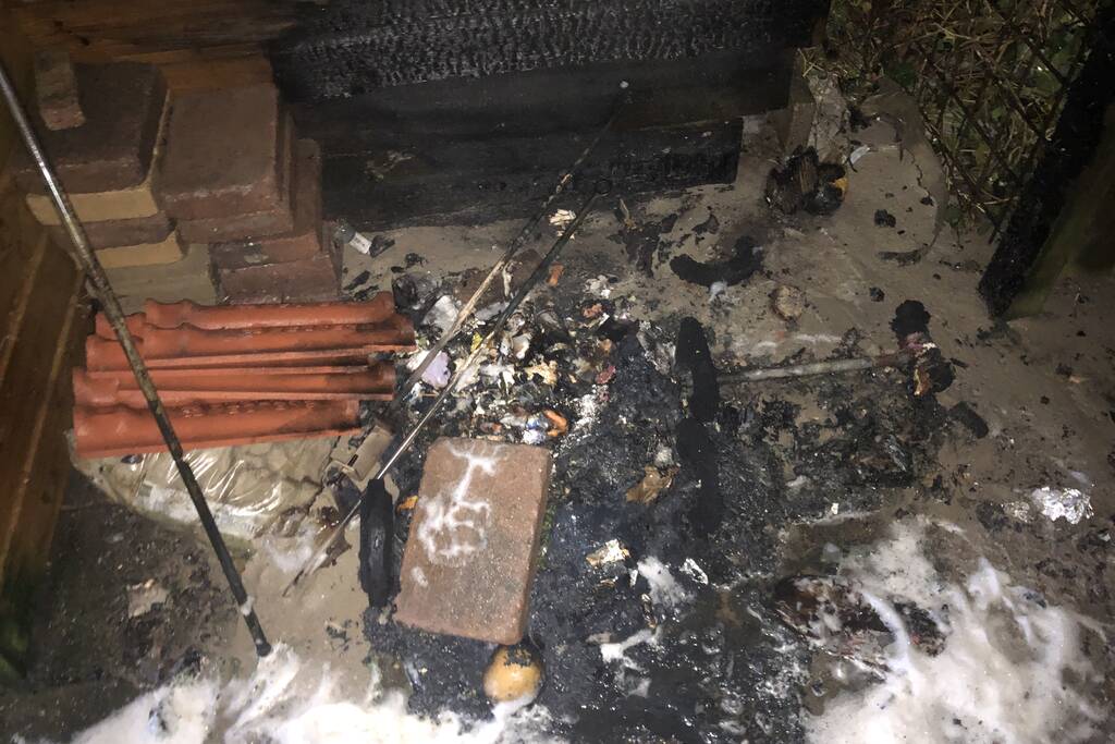 Brand tegen schuurwand