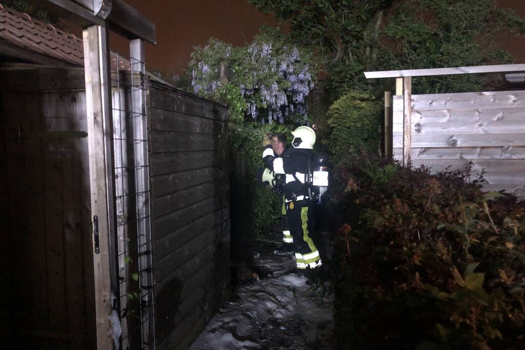 Brand tegen schuurwand