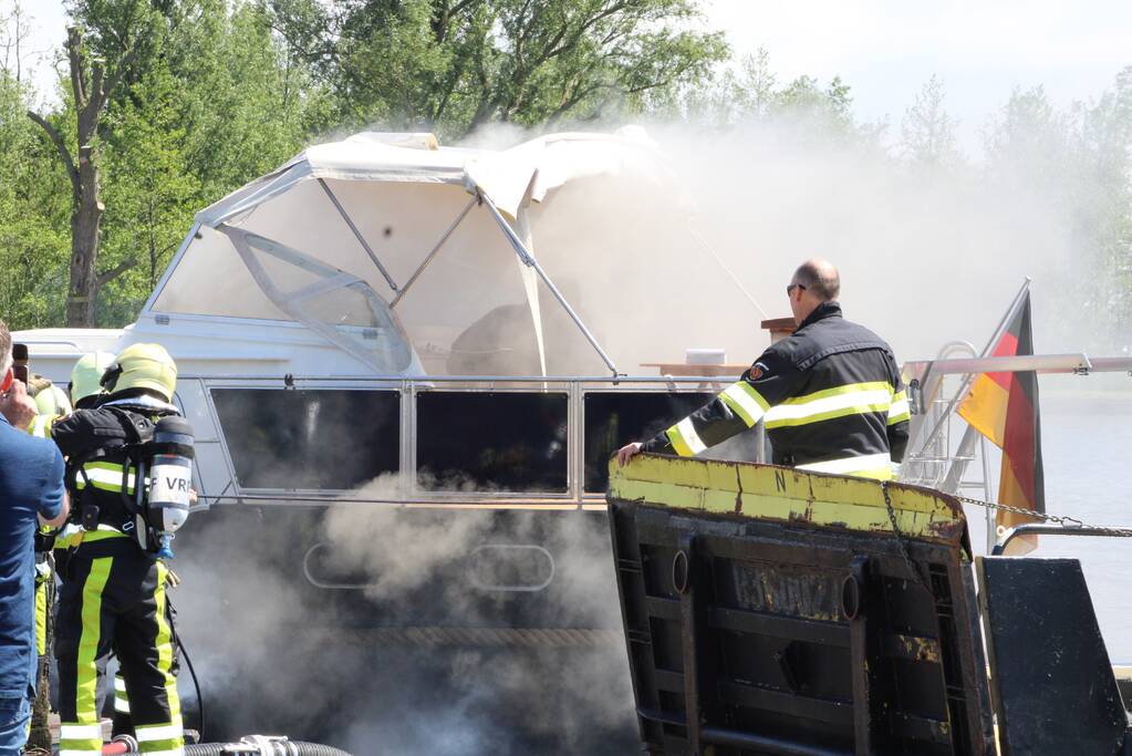 Hevige brand in motorboot