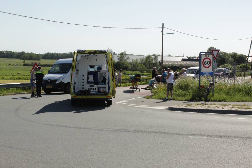 Fietser zwaargewond bij botsing met bestelbus