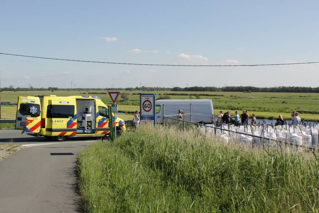 Fietser zwaargewond bij botsing met bestelbus