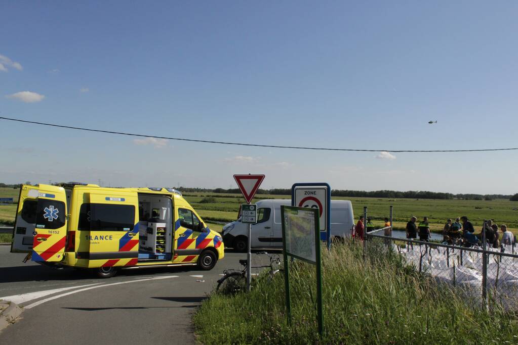 Fietser zwaargewond bij botsing met bestelbus