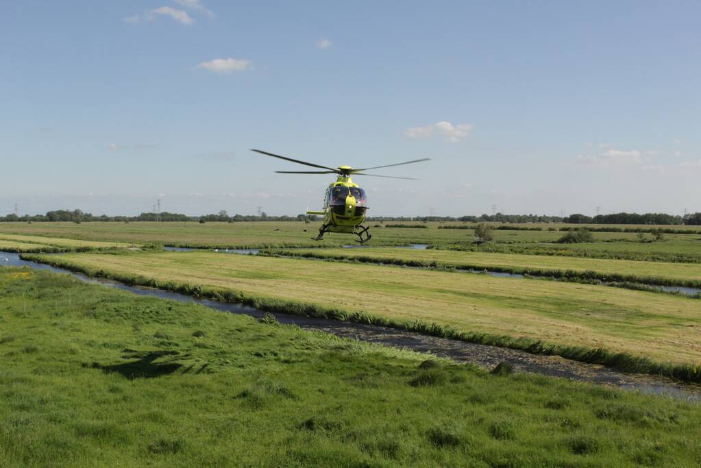 Fietser zwaargewond bij botsing met bestelbus
