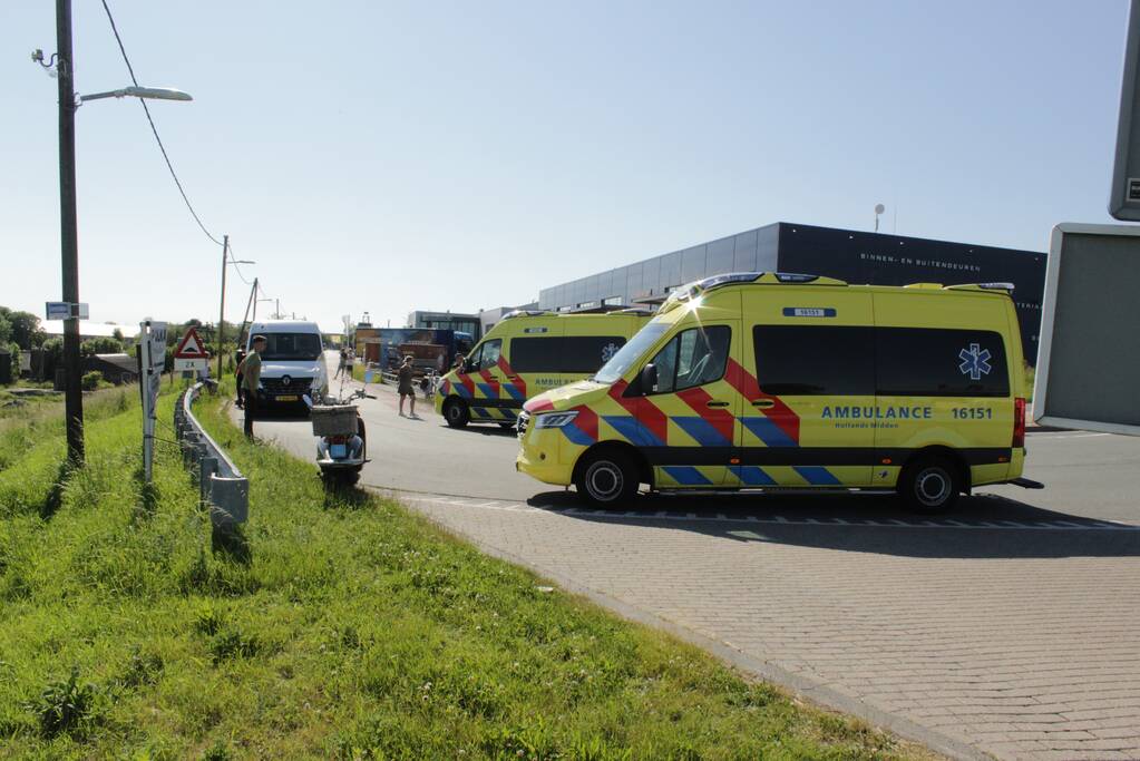 Fietser zwaargewond bij botsing met bestelbus