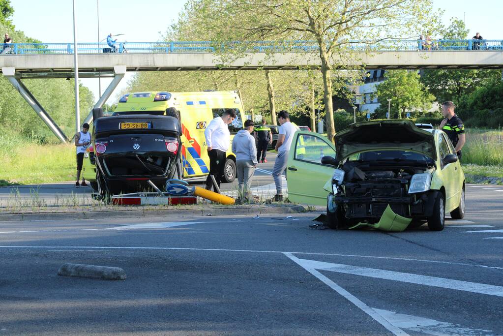 Personenauto belandt ondersteboven door ongeval