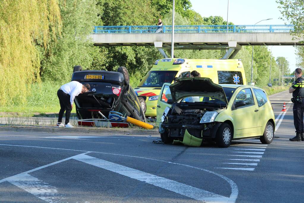 Personenauto belandt ondersteboven door ongeval