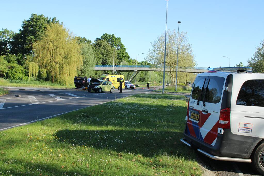 Personenauto belandt ondersteboven door ongeval