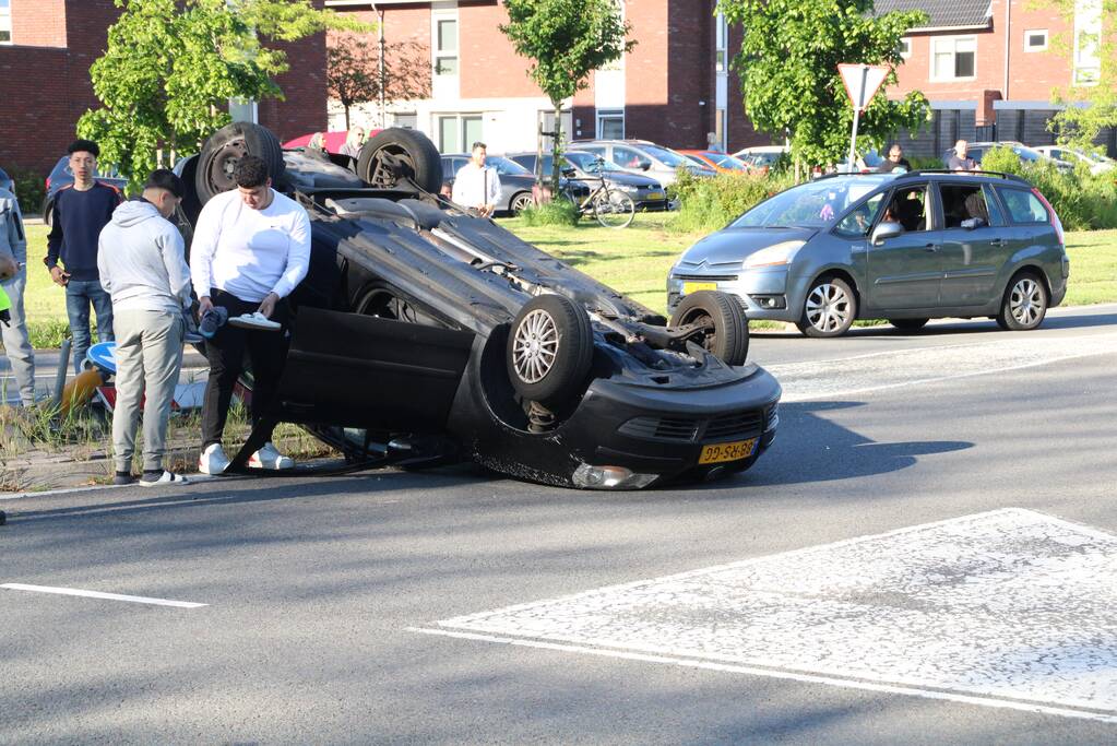 Personenauto belandt ondersteboven door ongeval