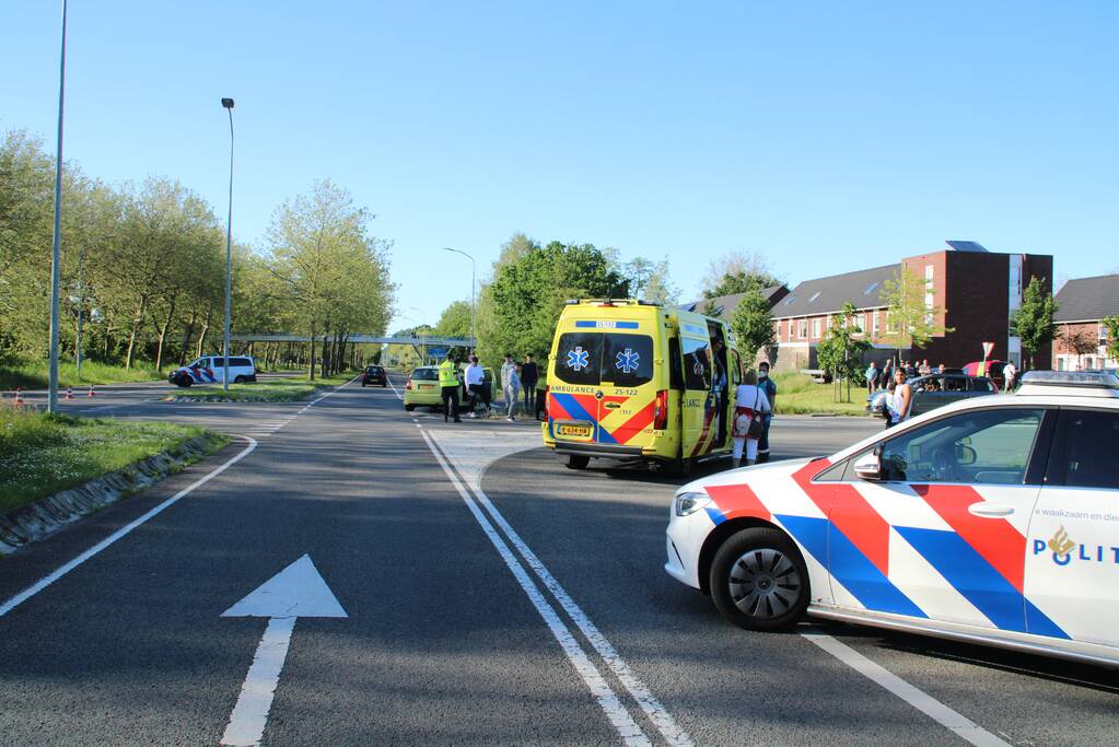 Personenauto belandt ondersteboven door ongeval