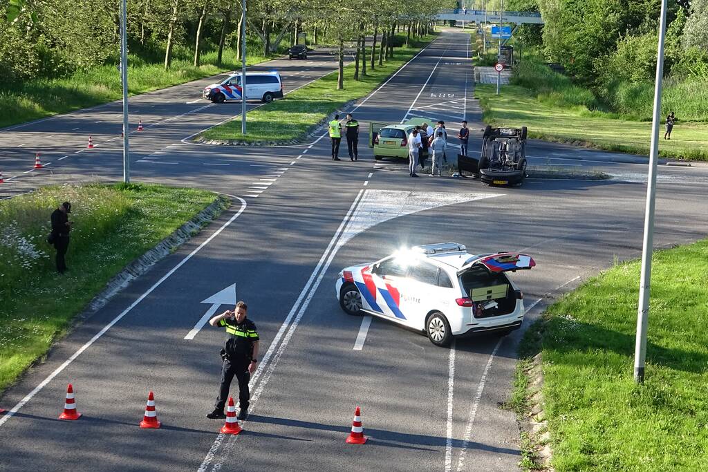 Personenauto belandt ondersteboven door ongeval