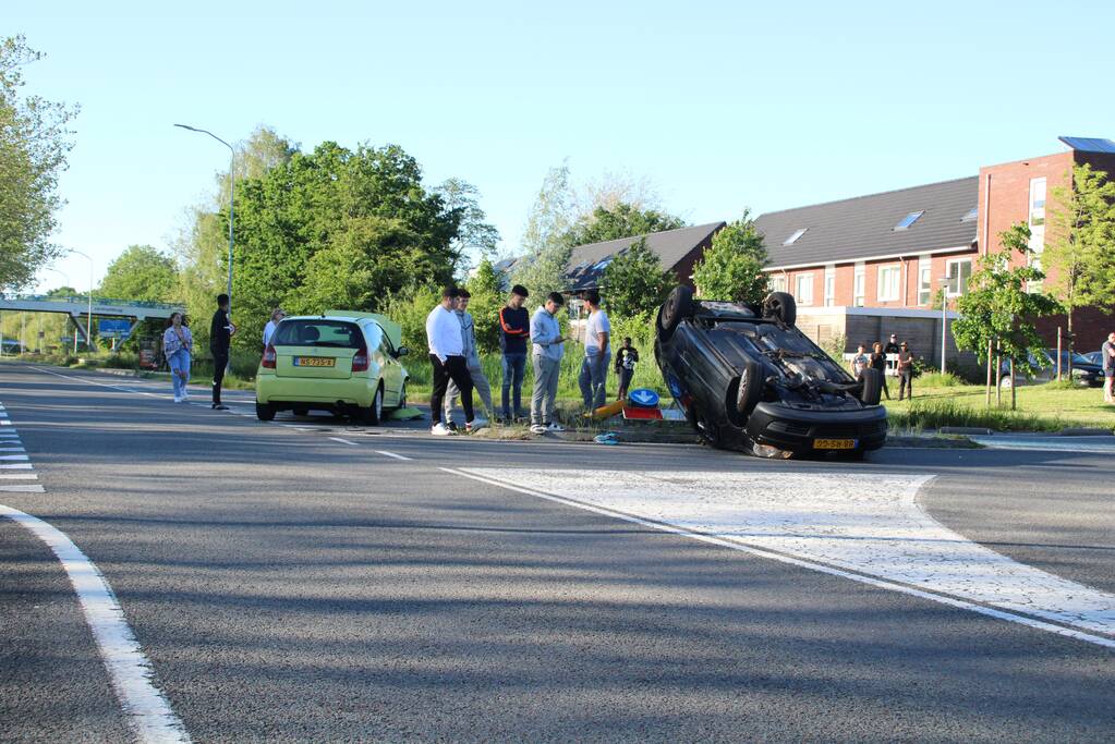 Personenauto belandt ondersteboven door ongeval